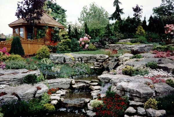 velik vrt s številnimi kamni barvitimi cvetovi