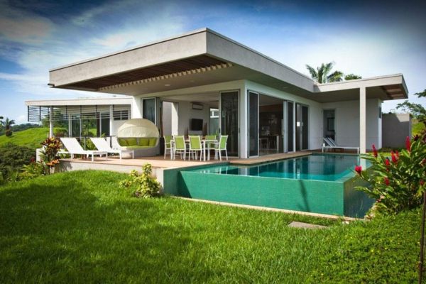 house-s-modernej architektúre bazéna
