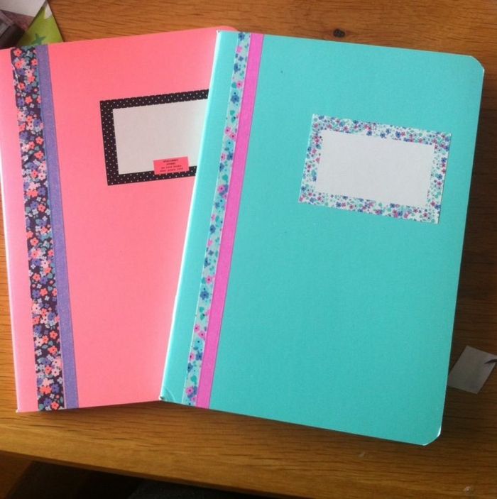 dwa foldery w kolorze różowym i zielonym z tekturową kopertą z krawędzią na wzór kwiatów