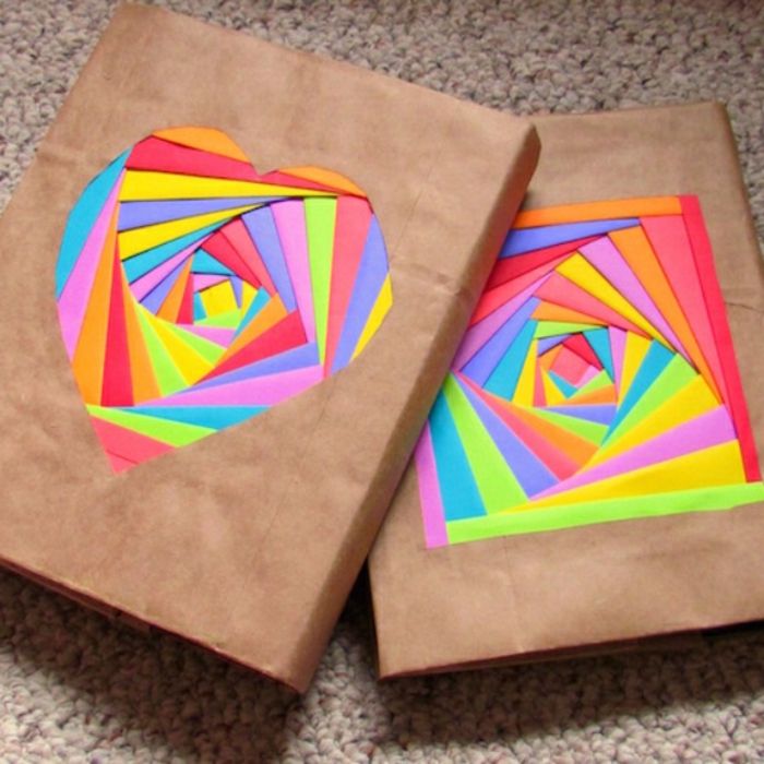 Acoperă două notebook-uri cu hârtie colorată - împodobește consumabilele școlare