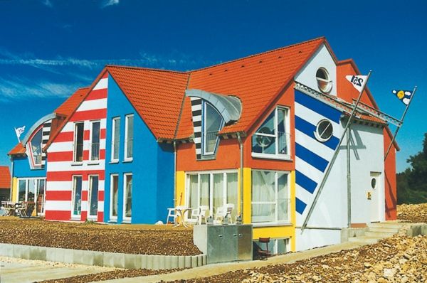 hus fasade-farge-fargerike-nyanser-oransje-blå - interessant