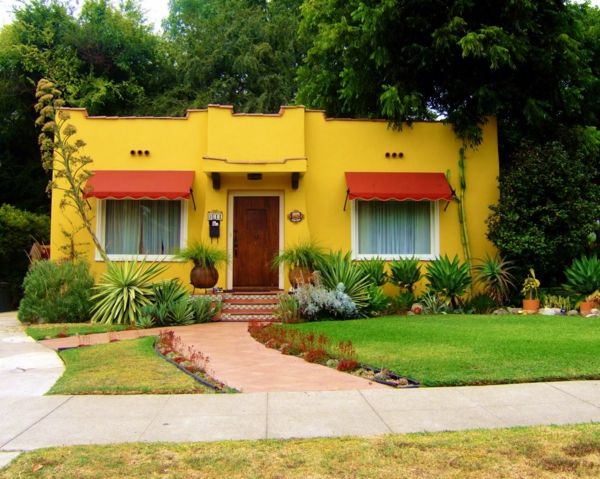 hausfassade-culoare galben-house-mijlocie în pădure