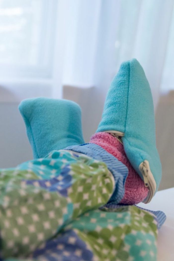 Sy blå, behagelige tøfler med rosa sokker kombinert i behagelige hjemmeklær