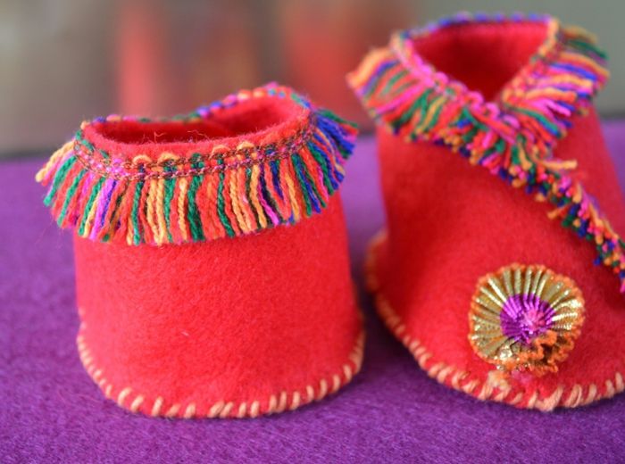 Sy sko til småbarn med dekorasjon laget av fargerike tråder - laget av deg selv