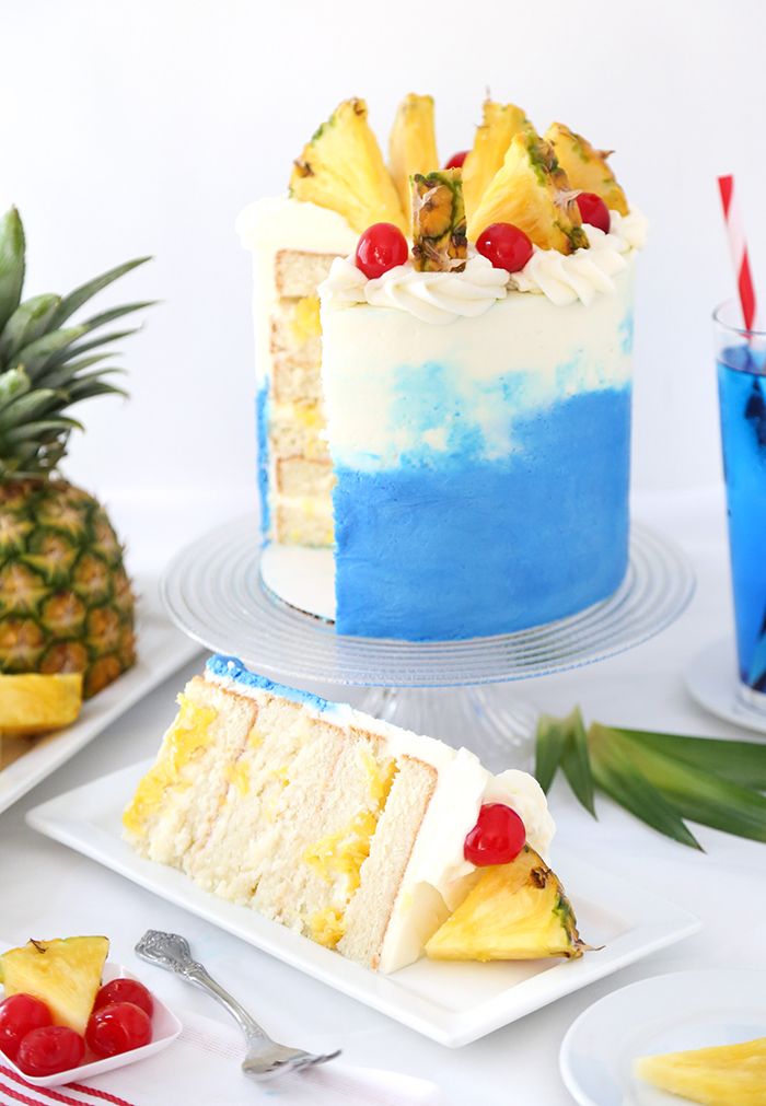 torta di compleanno hawaii con crema, burro, ananas e ciliegie