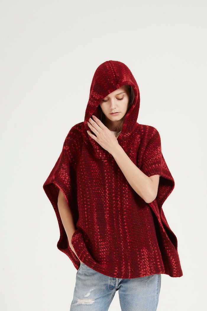 Little Red Riding Hood poncho strikkes for en ung jente med moderne jeans