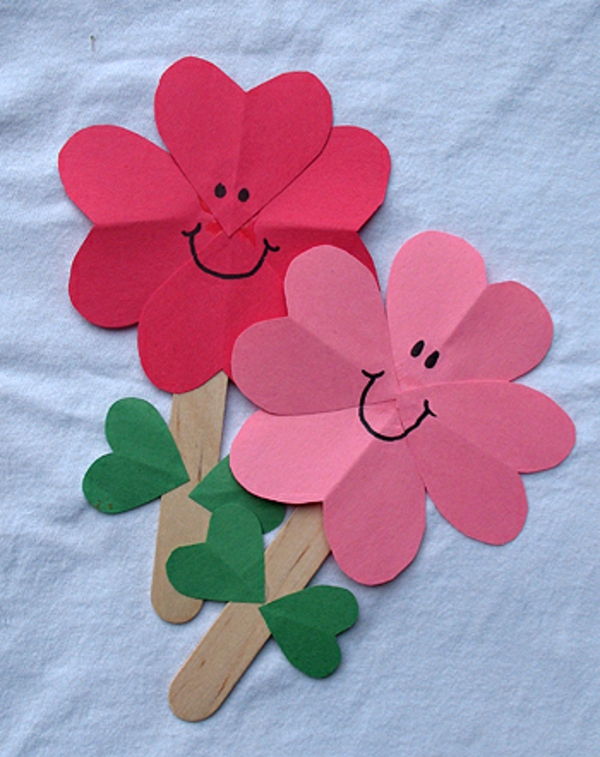 pomysły na przybory do przedszkola - kwiaty z różowego papieru