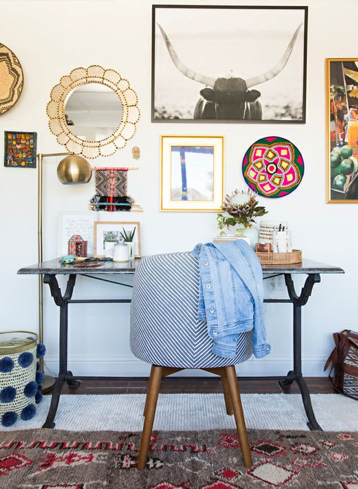 Mobilier de birou, mobilier și decorațiuni de perete în epocă, blugi jacheta pe scaun, plante mici pe masă
