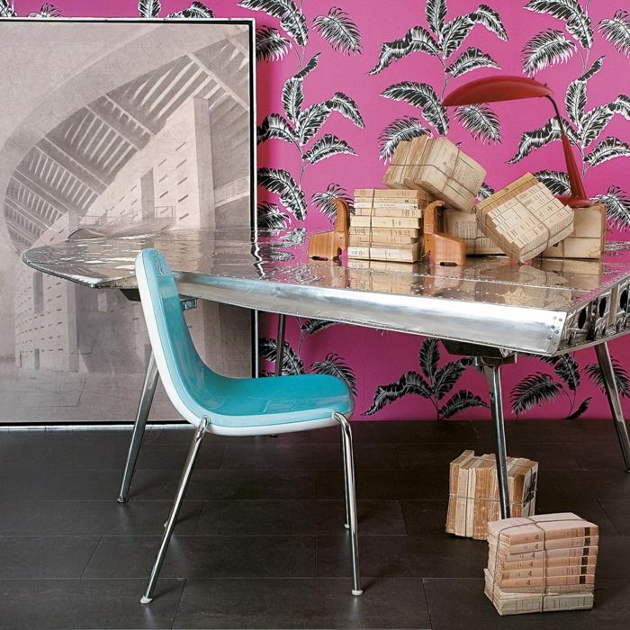 Idei de design interioare de interior, decorative de epocă, cărți pe podea și pe masă, tapet roz cu frunze, imagine mare