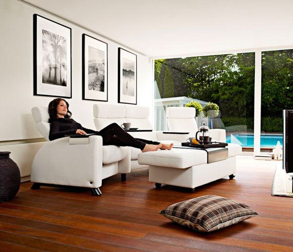 ev sineması-ultramodern tasarım-bir kadın üzerinde oturur