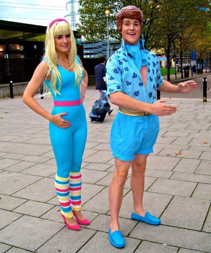 Barbie och Ken - de populära barndoms hjältarna speciellt med tjejen i blå kläder