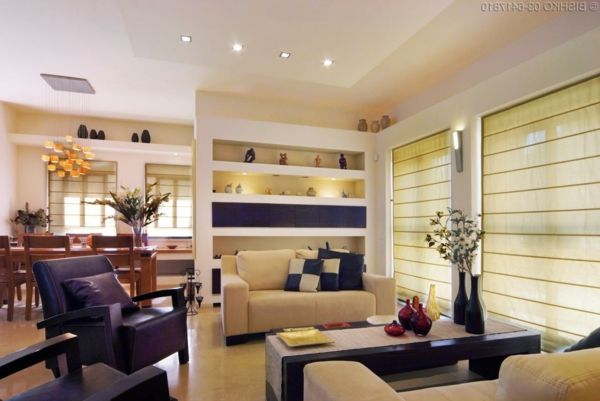 svetle žlto-stoličky-in-baklažánu-farebnou obývacej izbe dizajne