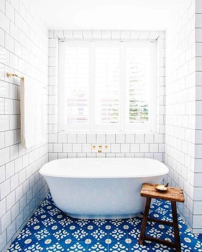 rustik unsurlarla ve mavi zemin karoları ile parlak Banyo