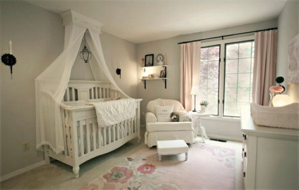 Light-babykamer-with-a-hemelbed