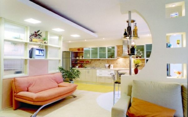 Jasna sofa w salonie w kolorze brzoskwiniowym