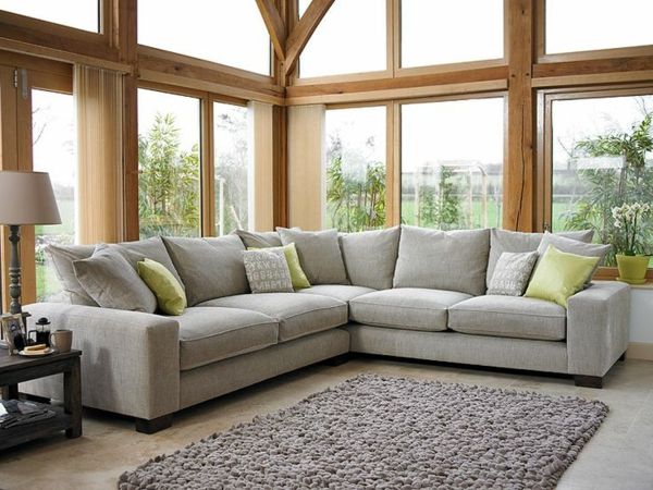 lys grå sofa-hjørnesofa-in-stue-teppet