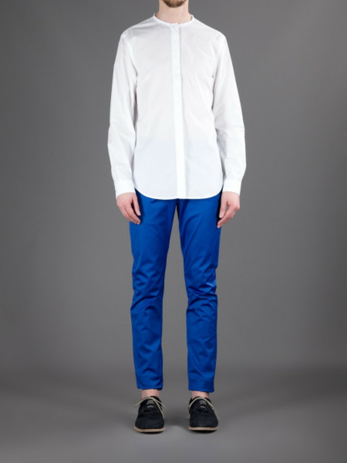 marškinėliai-be-apykakle ir balta dizaino-mėlyna kelnės