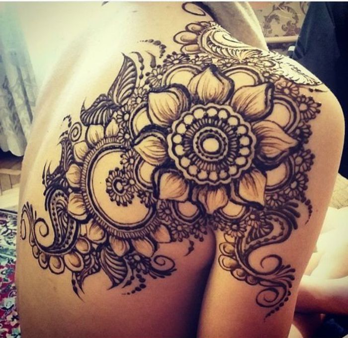 tillfällig blommig tatuering på ryggen och axeln, kvinnor tatueringar, henna tatuering färg svart