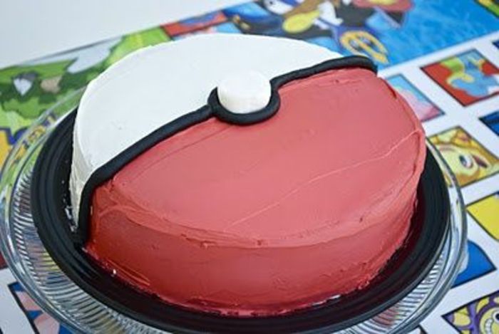 bolo de aniversário de pokemon - idéia para uma pokeball olhando torta de pokemon vermelho
