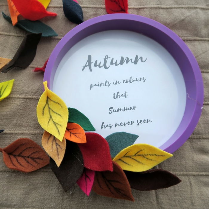 urobte autumnový veniec sami, materiálové rámčeky a plstené plechy, chladné nápady na DIY napodobňujte