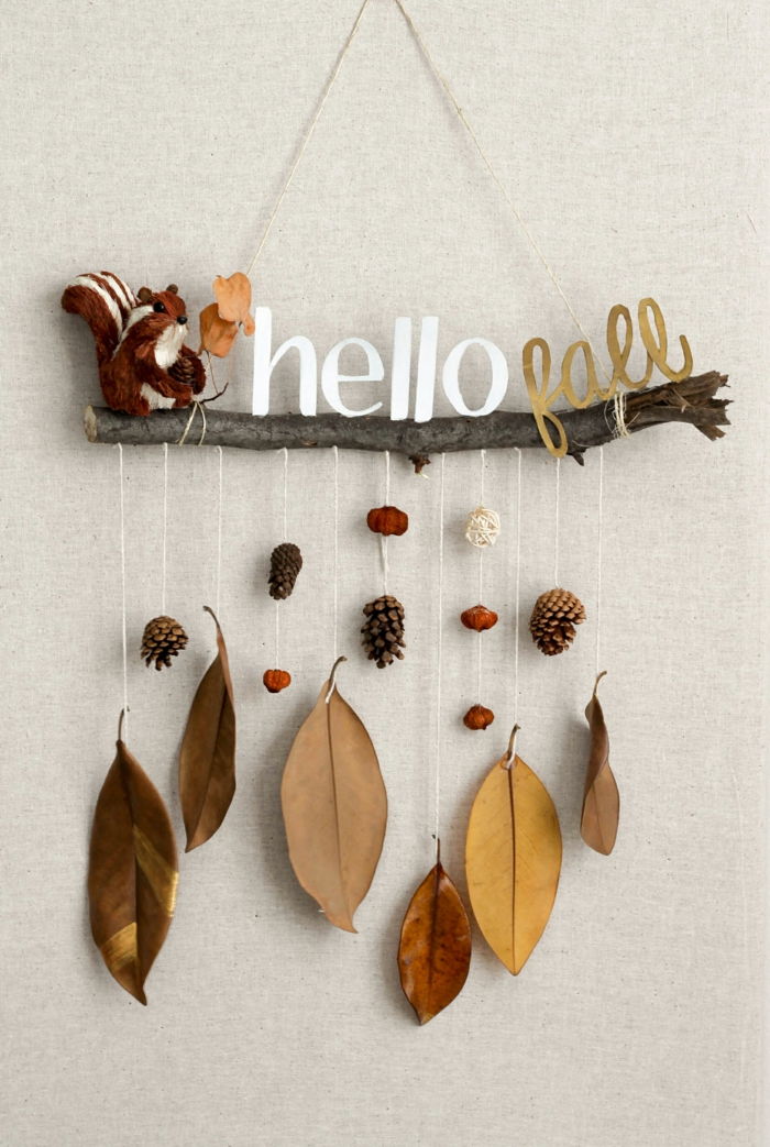 Vytvorte si vlastnú jesennú výzdobu - Hello Fall, jesenné lístie, kužele a malá veverička, jednoduché a efektívne dekorácie