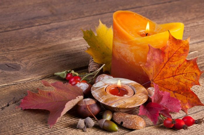 urządzam stolik na jesień, kasztany, żołędzie, jesienne liście i żółto-pomarańczową świecę, jesienne niuanse