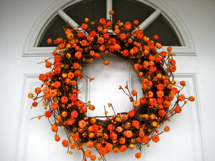 podzimný veniec pre predné dvere, malé oranžové tekvice, farba jesene, kontrast k bielym dverám