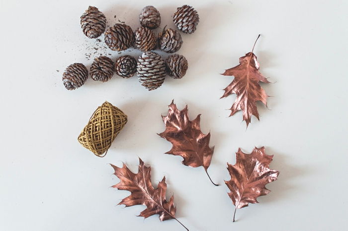 DIY girlanda ze szyszek i jesiennych liści, świetne pomysły dla kreatywnych ludzi, łatwa jesienna dekoracja
