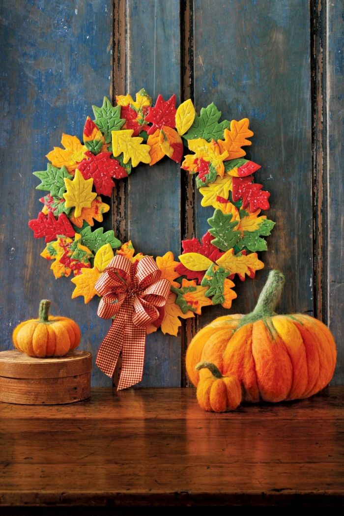 Wykonaj samemu dekorację jesienną, wieniec do drzwi wejściowych, arkusze dekoracyjne w różnych odcieniach