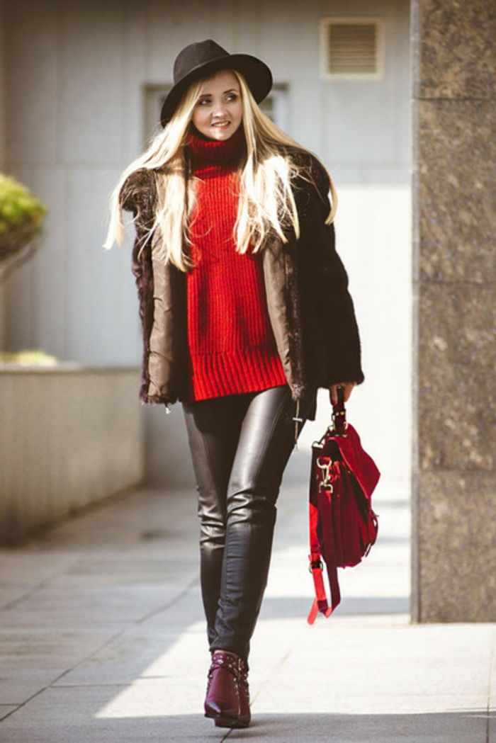 koda za oblačenje pametno priložnostno rdeča torba rdeči pulover kapa rdeči čevlji usnjene hlače v črni plašč blondinka ženska