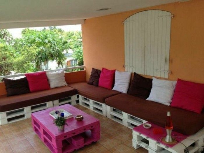 maravilhoso-design-sofa-de-euro paletes muitos coloridas almofadas-zyklamenfarbige