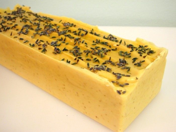 produksjon-of-såpe-til-hjem-gul-såpe-med-honning-og-rosmarin