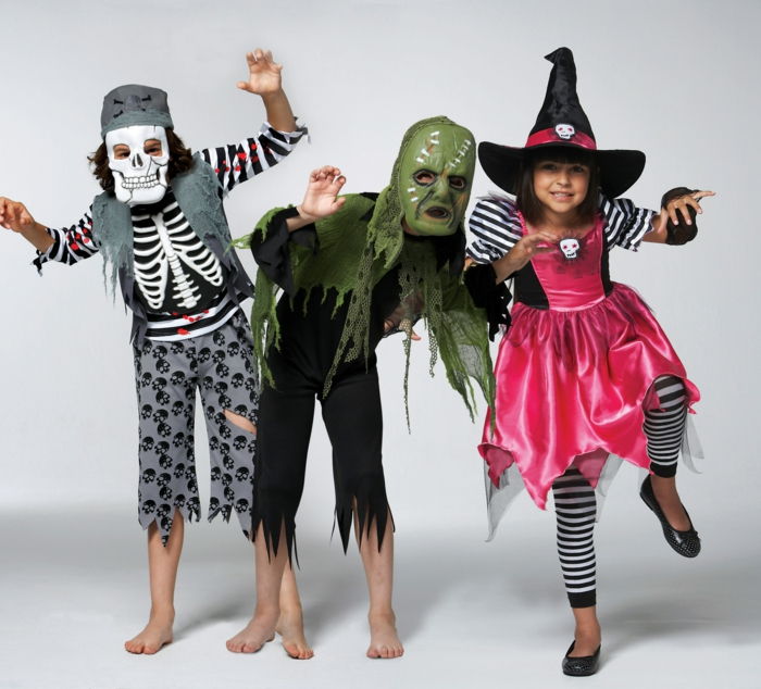 dideli Halloween kostiumai, vaikai apsirengę kaip skeletas, zombiai ir raganos, apgauti ar gydyti