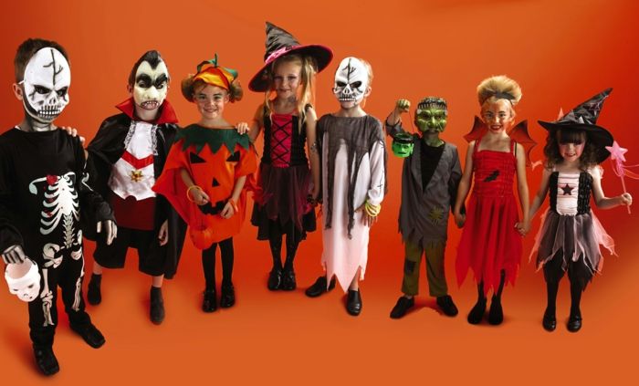 Grandes trajes de halloween para crianças, pequenas bruxas, zumbis e múmias, coleta de doces