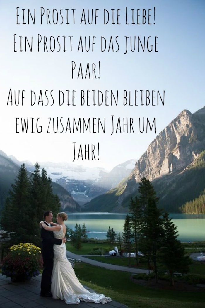 Hier vindt u een geweldige trouwboodschap en een foto met een bruid en een bruidegom met een jonge trouwjurk, een meer en een wild bos met groene bomen