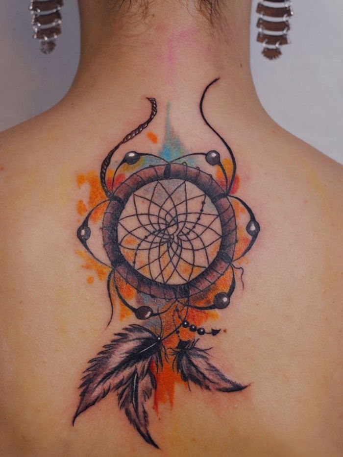 Iată o idee pentru un tatuaj pe gâtul unei tinere femei cu un minunat visător cu trei pene mici