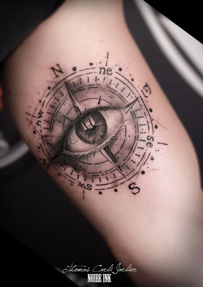 duże czarne oko i duży czarny kompas - pomysł na wielki czarny kompas na tatuaż z jednej strony