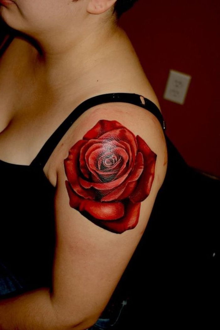 güzel bir kırmızı dövme için başka bir fikir - çiçek açan bir gül - kadınlar için fikir