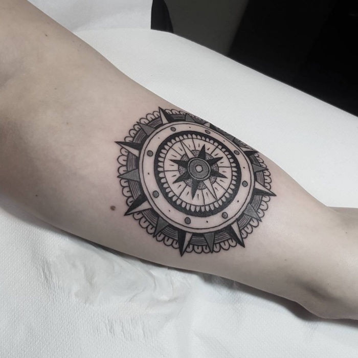 to je ena od naših idej za malo črno tatoo z rinrm črnim mandala kompas na roko