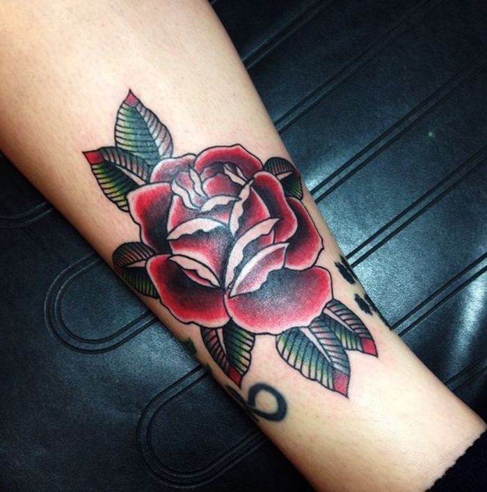 Kitas puikus idėjos dėl riešo tatuiruotės - didelė rožių tatuiruotė - raudona rožė ir žalieji lapai