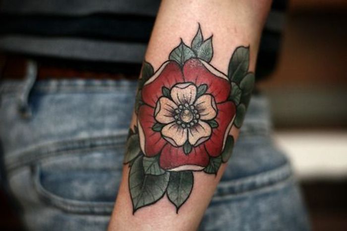 Tutaj znajdziesz jeden z pomysłów na różany tatuaż na rękę - czerwona róża