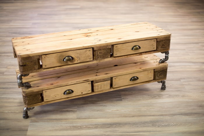 Dê uma olhada nesta ideia para móveis feitos de europaletes e madeira