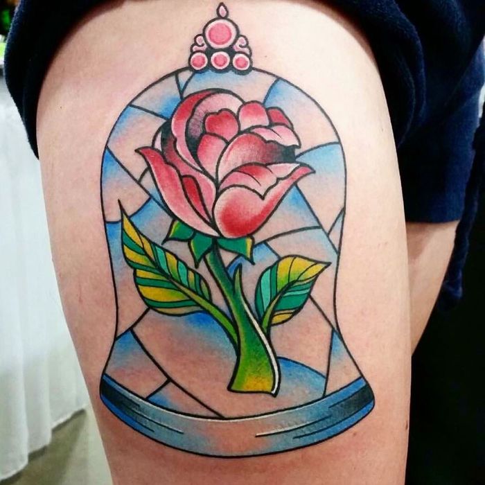 Tukaj je še ena odlična ideja za veliko rdečo tetovažo z zelenimi listi - fancy rose tatoo