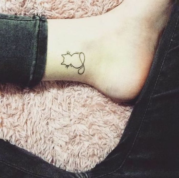 un călcâi, un picior, o pisică mică cu o coadă lungă - idee pentru un tatuaj mare pe picior