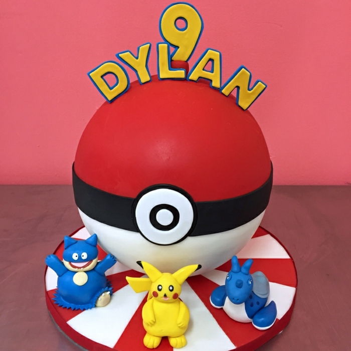 pokeball rosso e tre piccoli esseri pokemon - idea per una torta pokemon