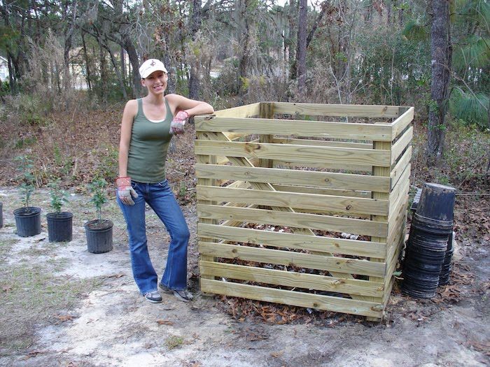 een mooie jonge vrouw en een geweldige composter azs holz - idee om zelf een composter te bouwen