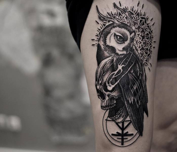 dat is een van onze ideeën voor een zwarte tatoeage met een zwarte uil en schedel bij de hand