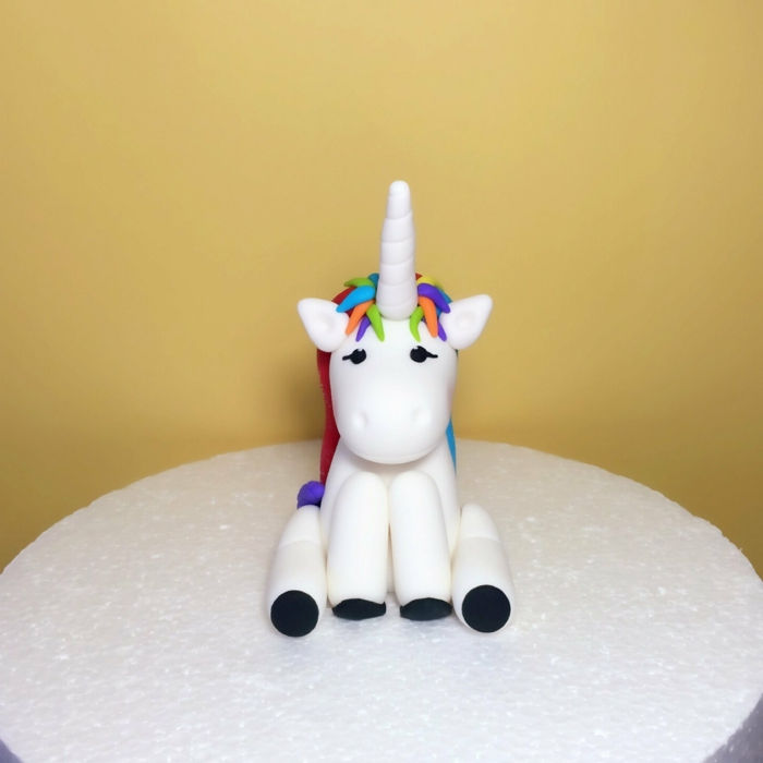 burada küçük beyaz bir tek boynuzlu at - unicorn kek için fikir