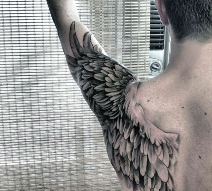 dit is nog steeds een geweldig idee voor een mooie zwarte engelvleugel tatoeage met lange veren, die de mannen misschien wel heel erg leuk vinden