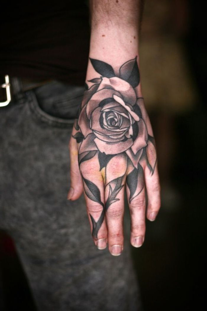 un tatuaggio nero sulla mano - idea per un grande tatuaggio nero sulla mano con foglie nere